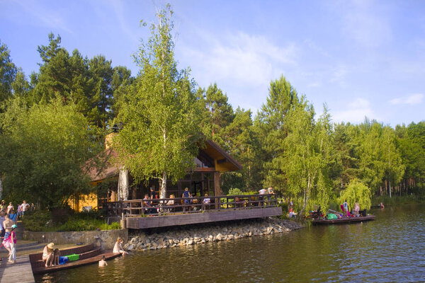 Сухолучья, Украина - 19 июня 2021 года. Уличное кафе в охотничьей резиденции экс-президента Виктора Януковича в Сухолучье, Украина