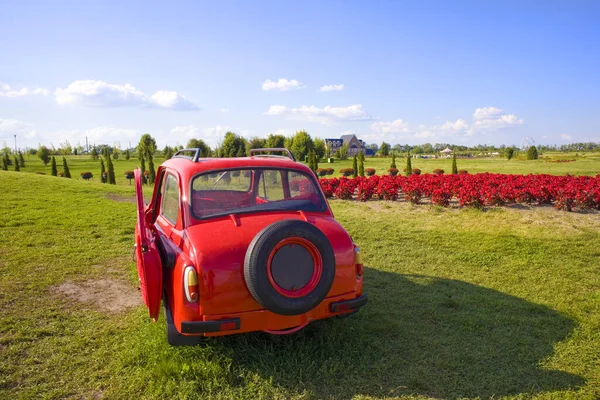 Carro Vermelho Prado Verde Dobropark Kyiv Oblast Ucrânia — Fotografia de Stock