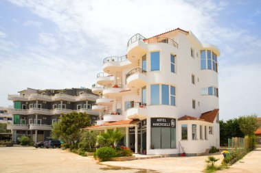 Ksamil, Arnavutluk - 3 Temmuz 2021. Ksamil 'de tipik bir otel.