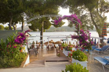 Arnavutluk 'un Ksamil kentinde güneşli bir günde plajdaki sokak kafesi