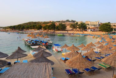 Arnavutluk 'un Ksamil kentindeki İyon Denizi' nin masmavi sularıyla dolu plaj