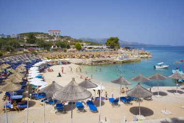 Arnavutluk 'un Ksamil kentindeki İyon Denizi' nin masmavi sularıyla dolu plaj