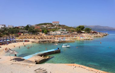 Arnavutluk 'un Ksamil kentindeki İyon Denizi' nin masmavi sularıyla dolu plaj