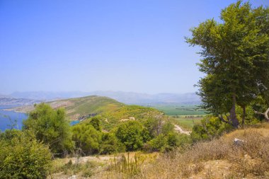 Arnavutluk 'un Ksamil kentinde Aziz George Manastırı ile dağdan Panorama