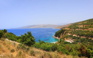 Arnavutluk 'un Ksamil kentinde Aziz George Manastırı ile dağdan Panorama