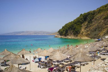 Arnavutluk 'ta Ksamil ve Saranda arasında geçen sahil manastırı.