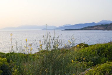 Arnavutluk 'un Ksamil kentinde gün batımında manzara