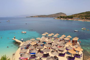 Arnavutluk 'un Ksamil kentindeki İyon Denizi' nin masmavi sularıyla dolu plaj