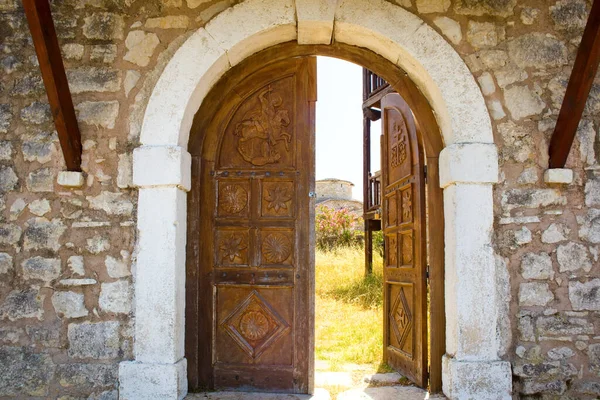 Входные Ворота Монастырь Святого Георгия Ксамиле Албания — стоковое фото