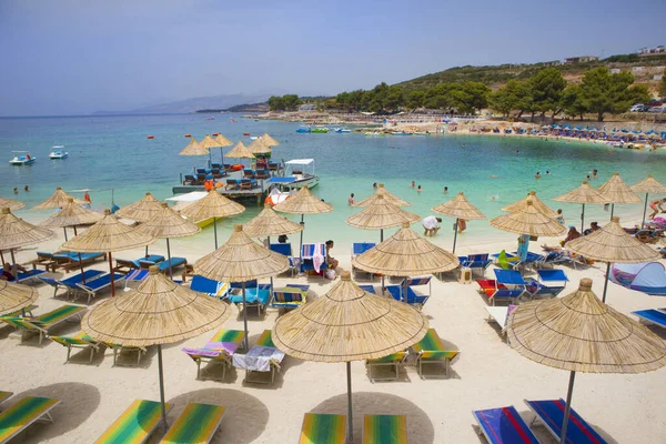  Arnavutluk 'un Ksamil kentindeki İyon Denizi' nin masmavi sularıyla dolu plaj