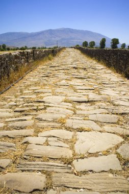 Arnavutluk 'ta antik taş köprü