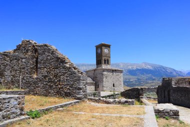 Arnavutluk 'un Cirokastra kentindeki kaledeki saat kulesi
