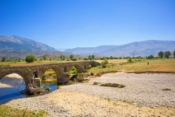 Krajina Starobylým Kamenným Mostem Albánii — Stock fotografie