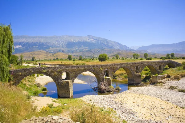 Krajina Starobylým Kamenným Mostem Albánii — Stock fotografie