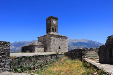 Arnavutluk 'un Cirokastra kentindeki kaledeki saat kulesi