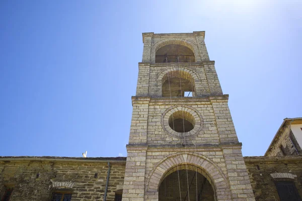 アルバニアのジロカストラにある旧ギリシャ正教会の鐘楼 — ストック写真