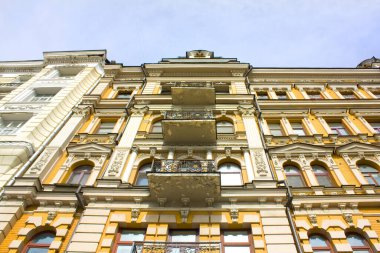 Kyiv 'deki Bohdan Khmelnitsky caddesinde eski güzel bir bina.