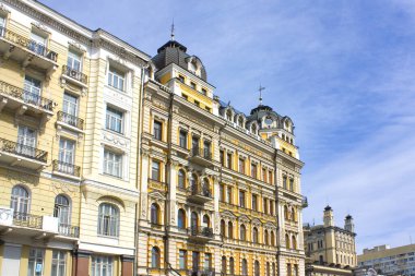 Kyiv 'deki Bohdan Khmelnitsky caddesinde eski güzel bir bina.