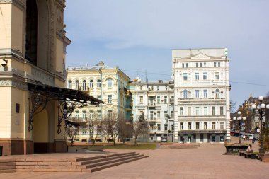 Kyiv, Ukrayna - 11 Ağustos 2021. Kyiv Caddesi 'ndeki opera ve bale tiyatrosu yakınlarındaki besteci Lysenko' nun anıtı.