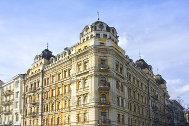  Kyiv 'deki Bohdan Khmelnitsky caddesinde eski güzel bir bina.