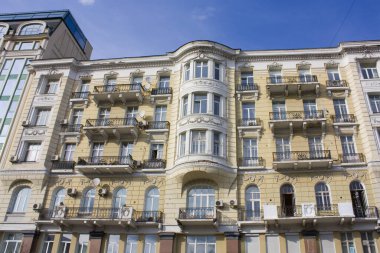  Kyiv 'deki Bohdan Khmelnitsky caddesinde eski güzel bir bina.