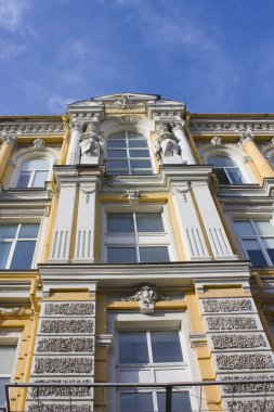  Kyiv 'deki Bohdan Khmelnitsky caddesinde eski güzel bir bina.