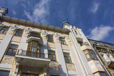  Kyiv 'deki Bohdan Khmelnitsky caddesinde eski güzel bir bina.
