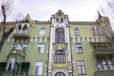 Ukrayna, Kyiv 'de kedili eski bir evin ön cephesi.