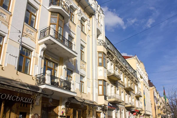 2021年8月10日 乌克兰基辅 基辅博赫丹 赫梅利尼茨基大街的一座漂亮的旧建筑 — 图库照片