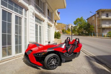 Arnavutluk 'un Saranda caddesinde alışılmadık kırmızı üç tekerlekli araba