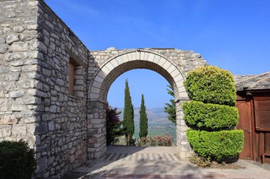 Arnavutluk 'un Saranda kentindeki Lekursi Kalesine giriş kemeri