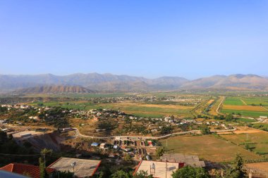 Arnavutluk 'un Saranda kentindeki tepenin manzarası