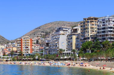 Arnavutluk 'un Saranda kentindeki İyon Denizi' nin masmavi sularıyla dolu plaj