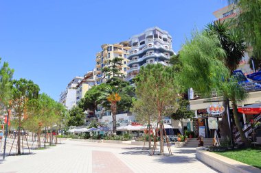 Saranda, Arnavutluk - 15 Temmuz 2021. Arnavutluk 'un Saranda kentinde güneşli bir yaz gününde çağdaş heykellere sahip kent seti