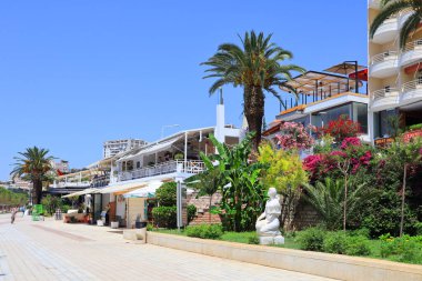 Saranda, Arnavutluk - 15 Temmuz 2021. Arnavutluk 'un Saranda kentinde güneşli bir yaz gününde çağdaş heykellere sahip kent seti