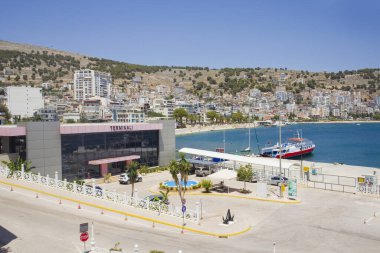 Saranda, Arnavutluk - 15 Temmuz 2021. Arnavutluk 'un Saranda kentindeki liman terminali