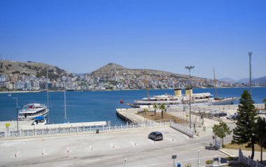 Saranda, Arnavutluk - 15 Temmuz 2021. Arnavutluk 'un Saranda kentindeki liman terminali