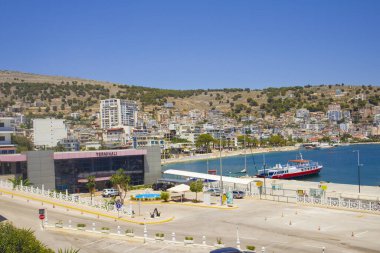 Saranda, Arnavutluk - 15 Temmuz 2021. Arnavutluk 'un Saranda kentindeki liman terminali
