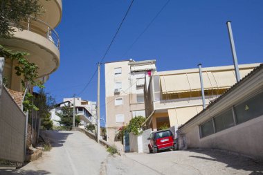 Arnavutluk 'ta yaz gününde tipik Saranda caddesi