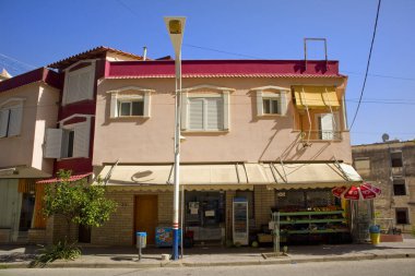 Arnavutluk 'ta yaz gününde tipik Saranda evleri