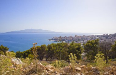 Arnavutluk 'un Saranda kentindeki tepe noktasından şehrin ve Korfu adasının panoraması