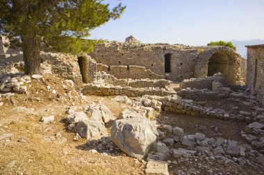 Arnavutluk 'un Saranda kentinde 40 azize manastırı
