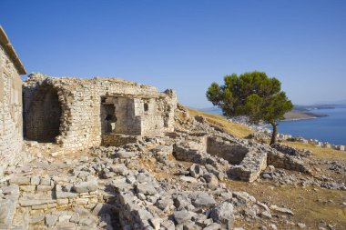 Arnavutluk 'un Saranda kentinde 40 azize manastırı