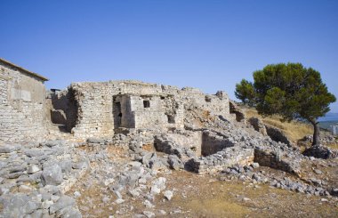 Arnavutluk 'un Saranda kentinde 40 azize manastırı