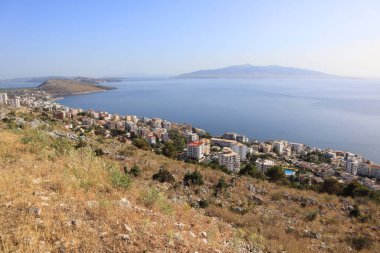 Arnavutluk 'un Saranda kentindeki tepe noktasından şehrin ve Korfu adasının panoraması