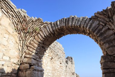 Arnavutluk 'un Saranda kentinde 40 azizin olduğu manastır kemeri