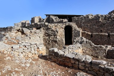 Arnavutluk 'un Saranda kentinde 40 azize manastırı