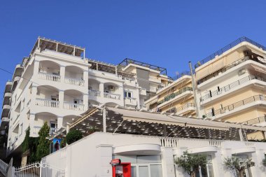 Arnavutluk 'un Saranda kentinde yaz günü modern evler ve villalar