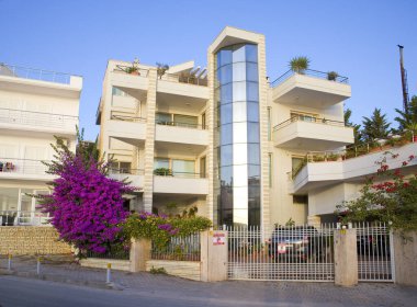 Arnavutluk 'un Saranda kentinde yaz günü modern beyaz otel