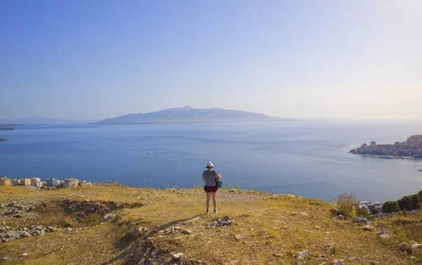 Турист Мандрує Островом Корфу Пагорба Саранді Албанія — стокове фото